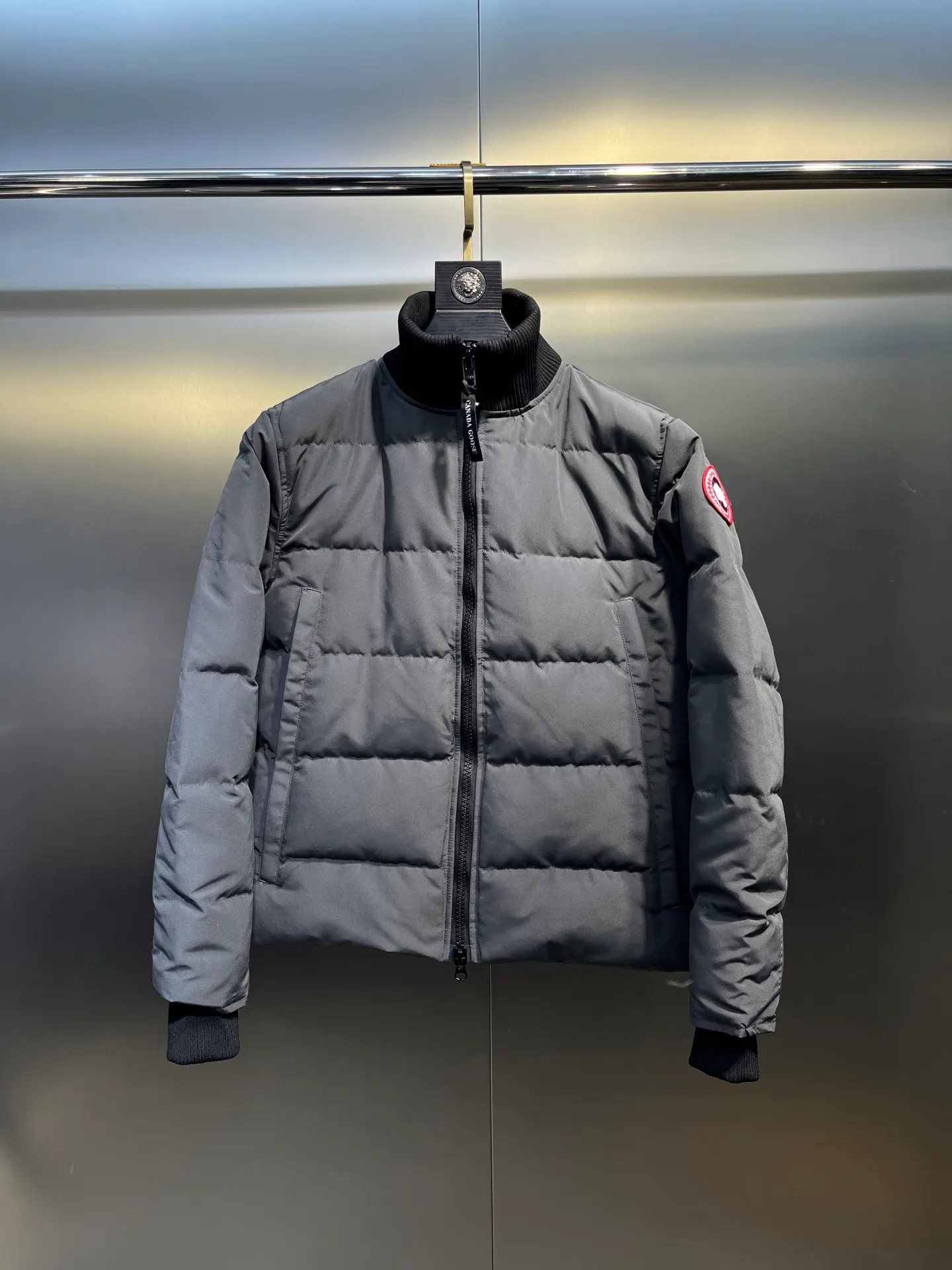 P840 Graphite Gray Ganand Goose⭐️Canada Goose men’s new short style is the most popular autumn and winter item on INS in recent years. More and more people are choosing goose down jackets. Fur collar: wolf hair! Canada Goose super 3D technology waterproof fabric treatment, perfect wind resistance, cold resistance, and high temperature resistance! Built-in plush heat storage to keep warm, heats up quickly and warms up quickly! Personalized design, exquisite workmanship, smooth to the touch and comfortable on the skin. Double-layer windproof cuffs, windproof and frostproof! The pocket design is beautiful and practical. The Canada Goose down jacket has been the most popular thermal suit in the world in the past two years. It has far surpassed the down jackets in the Mengkou Kingdom. At the same time, the style is classic and never goes out of style. Don’t be afraid of this cold winter, all you need is a Canada Goose down jacket. Item number: 42 styles Size: S-3XL